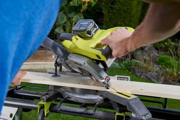 RYOBI Kappsåg 18V med frammatning