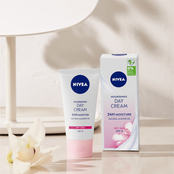 935540 NIVEA 24h kosteuttava ravitseva päiväkermo SPF 15