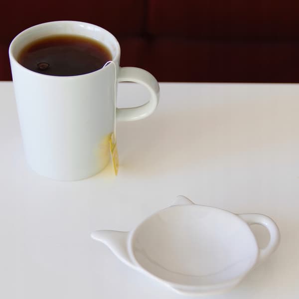 HVID PORCELÆNS UNDERKOP TIL TEBREVE, POSE, SKEE