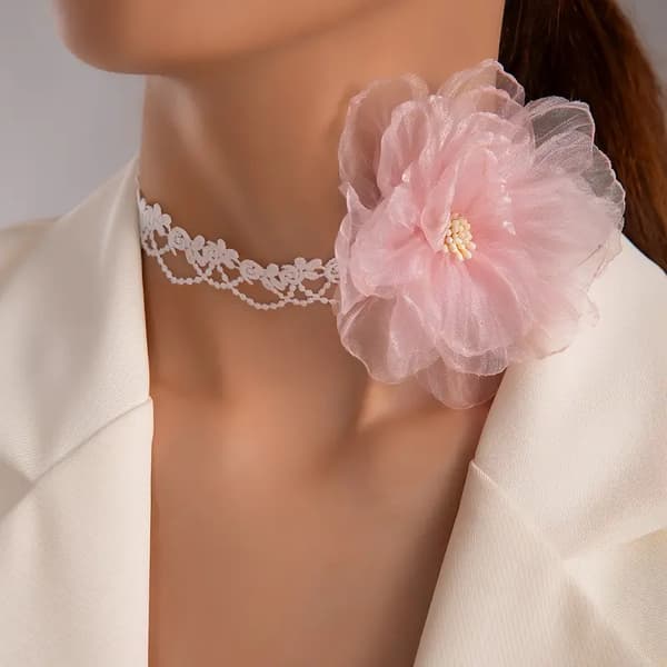Hvid Blondechoker Med Rosa Blomst
