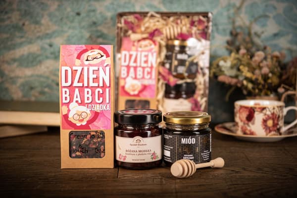 Gavekurv til bedstemors og bedstefars dag te honning rose marmelade