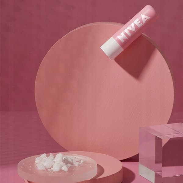 002170 NIVEA Plejende peeling til læber Vild Rose 4,8g