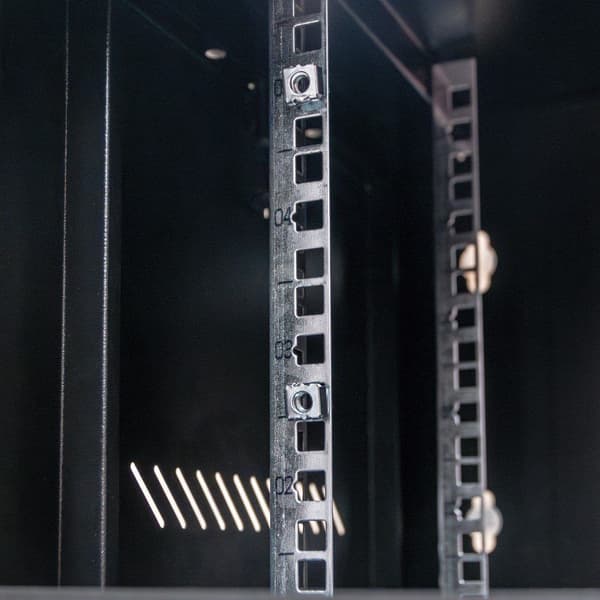 Netberg 19" 6U 300x600x400 væghængt server rack sort