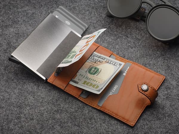EASY WALLET lavet af Nomad cognac-garvet læder