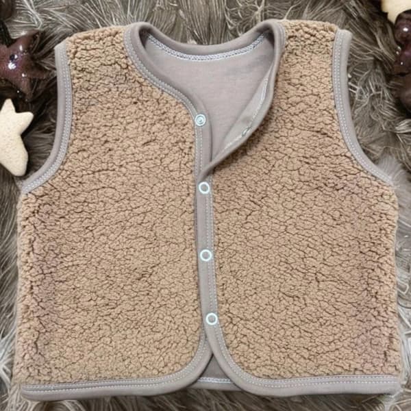 Varm barnväst 110 ärmlös beige lammjacka