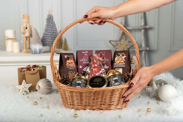 Flätad presentkorg stor set för jul med te, godis och honung