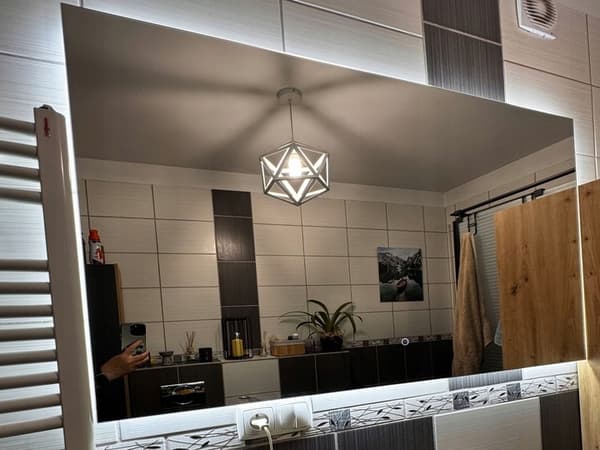 LED-belyst spegel 110x95 vattentät IP65 med touch switch