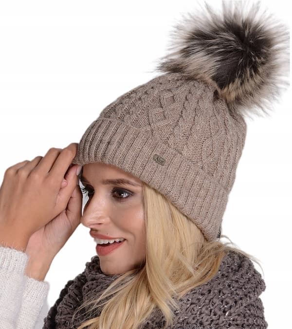 Damvintermössa som present, tjock fleece med pompom Latte
