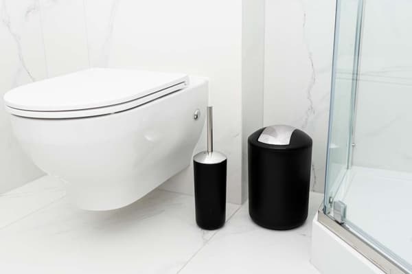 Sæt med 6 Flores badeværelsestilbehør, sort