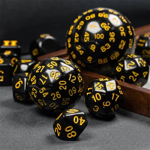 RPG-tärningar svarta och gula set med 15 tärningar