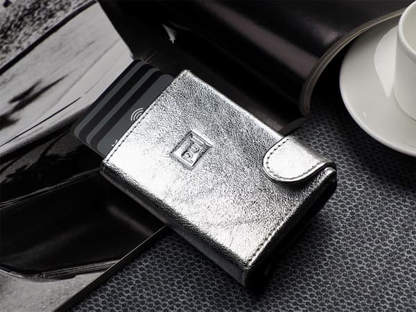 SOLO Max plånbok i glänsande Regalia-läder i silver