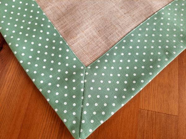 Dekorativ broderad bordsduk 85/85 kvadratisk lavendelgrön rand