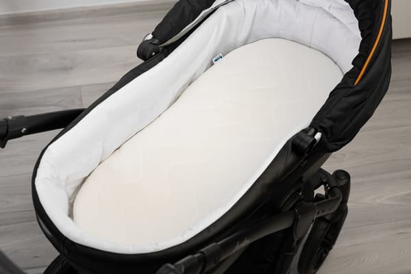 VIT BARNVAGNSMADRASS 75X35 CM QUILTAD