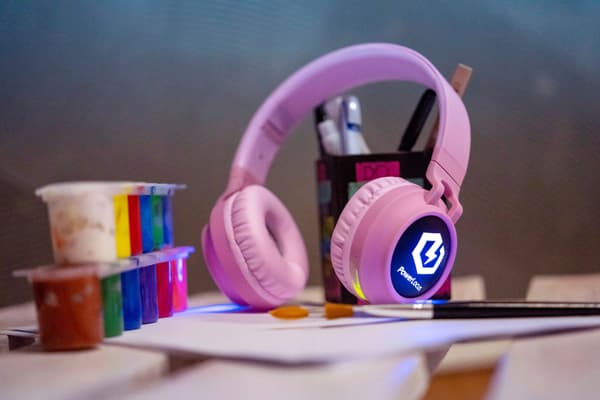 PowerLocus Buddy Pink Trådløse LED Micro SD AUX Hovedtelefoner til Børn