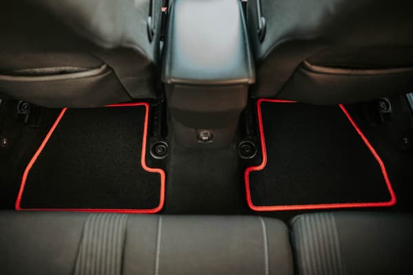 Velourmåtter med rød rand til Ford Explorer kundemønster (0)