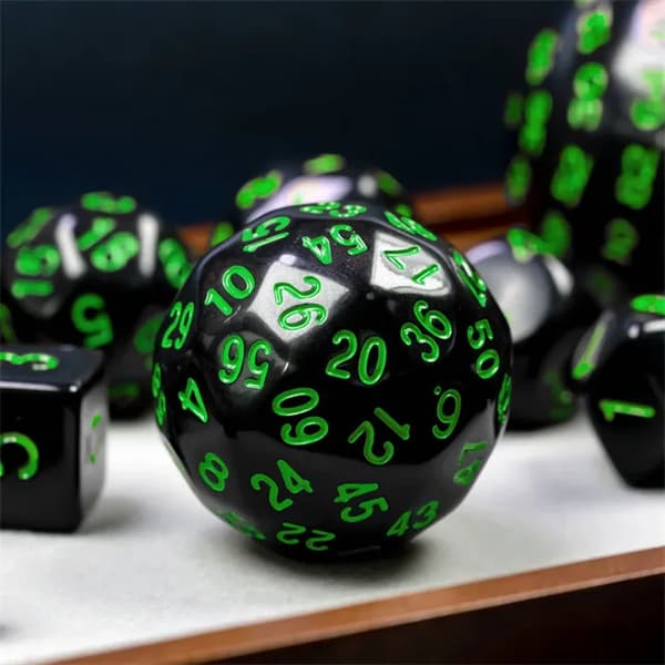 RPG-tärningar svarta och gröna set med 15 tärningar