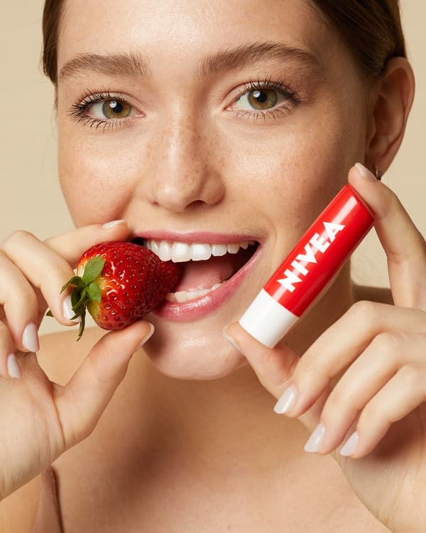 NIVEA Strawberry Shine plejepomade til læber 4,8 g