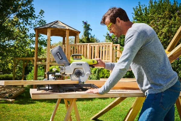 RYOBI Kappsåg 18V med frammatning