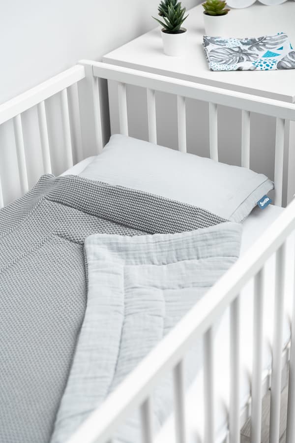 Stickat spjälsängsset med grå muslin