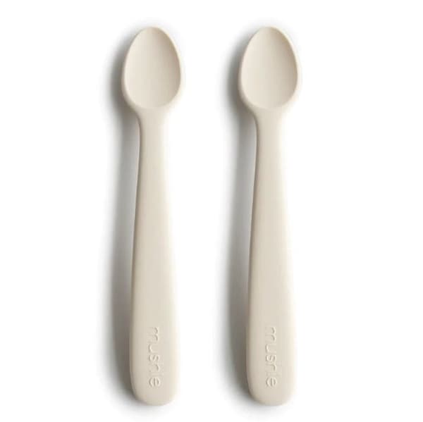 Mushie elfenbenskärgade silikonskedar, 2 stycken