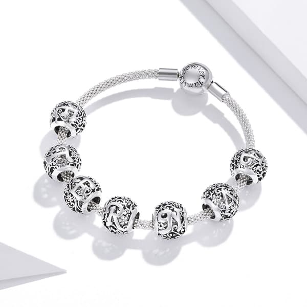 Silverpärlor med bokstaven A till modulärt armband