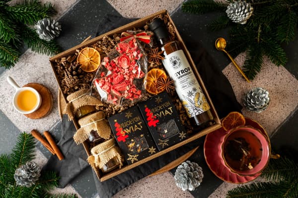 Presentkorg Julset tomten choklad teer paket sirap