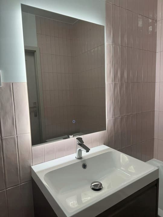 Belyst LED-spegel 60x105 Vattentät IP65 med tryckknapp