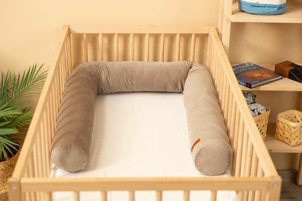 FLØJLSRULLEBESKYTTER TIL EN BARNESENGE, BEIGE