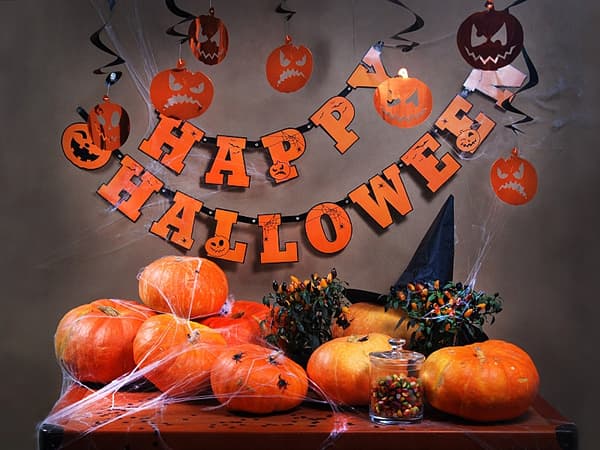 Banneri, jossa on teksti HAPPY HALLOWEEN 210 cm 1 kpl.