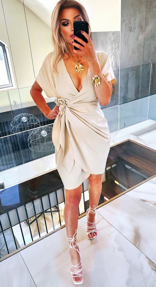 Beige elegant wrap-klänning slimmad med rufflar XXL