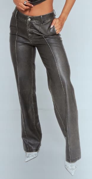 PRETTYLITTLETHING BYXOR I IMITATIONSLÄDER 34 M6H