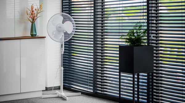 Gulvstående ventilator 45W Teesa stille regulering