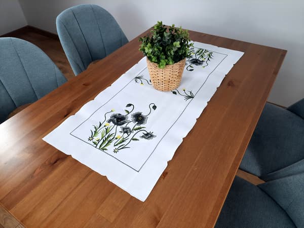 BORDLÖPARE Rektangulära vita 40/85 Satinmaterial BRODERADE BLOMMOR