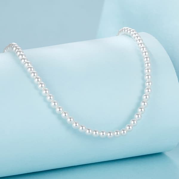 Elegant silverhalsband med snäckspärlor och justerbar längd