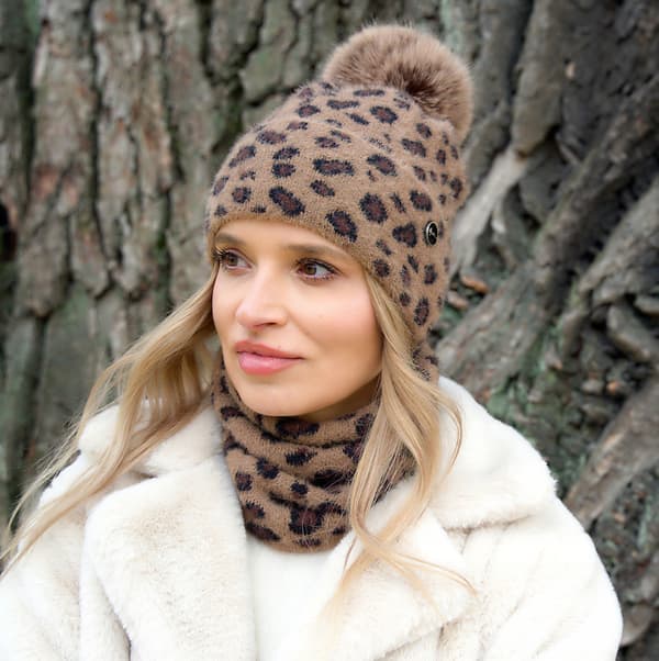 Varm vintermössa för kvinnor med POMPOM-mössa, MODIG, leopardmönster, Polskt tryck