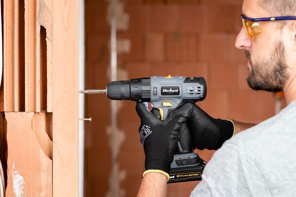 Rebel Tools sladdlös slagborrmaskin och borrset