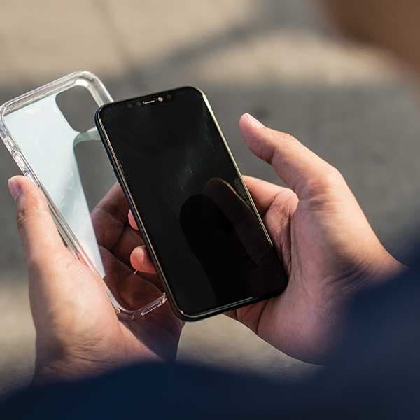 UNIQ LifePro Tinsel iPhone 11 cover Prosort/damprøg