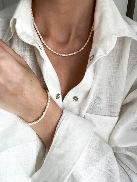 Armband med vita pärlor