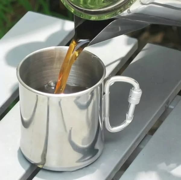 Resemugg i rostfritt stål med karbinhake 250 ml, polerad krom