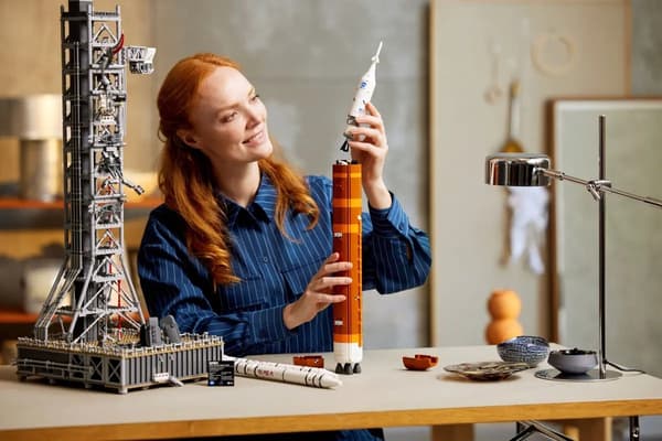 LEGO Icons 10341 NASA Artemis SLS -raketti