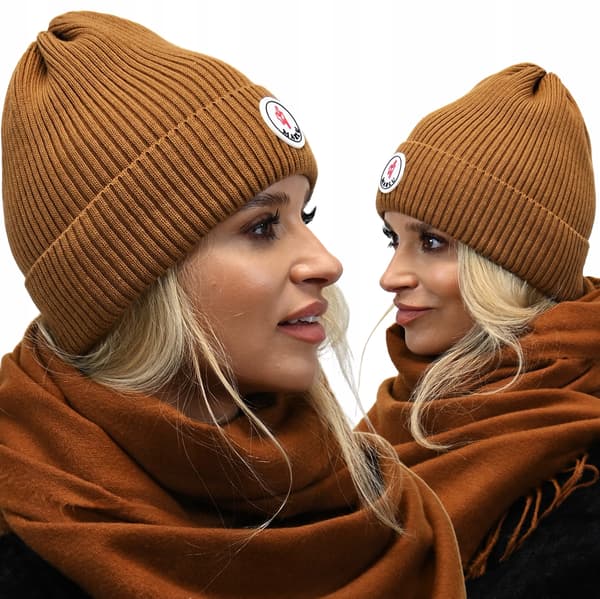 Stilfuld efterårshat til kvinder med logo i karamel n1