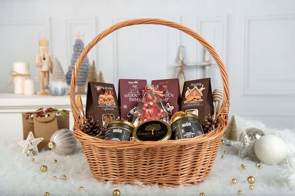 Flätad presentkorg stor set för jul med te, godis och honung