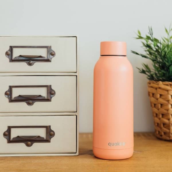 Quokka Solid - Termosflaska i rostfritt stål 510 ml (Pastell persika)