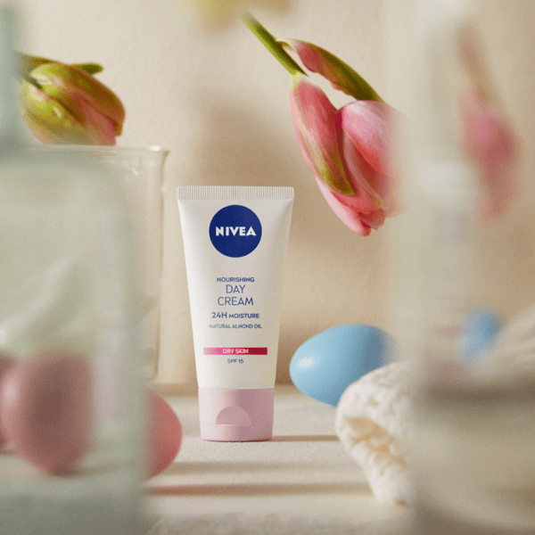 935540 NIVEA 24h kosteuttava ravitseva päiväkermo SPF 15