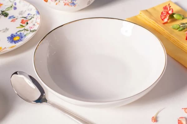 Bella djupvit keramik tallrik med guldkant 20cm 1 st.
