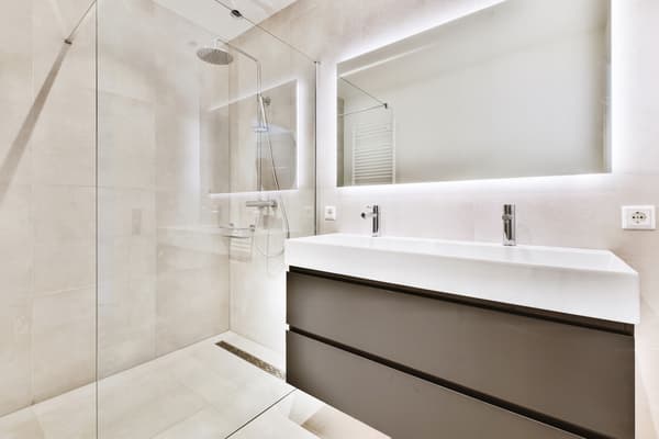 Modern LED-belyst badrumsspegel 40x40 vattentät IP65