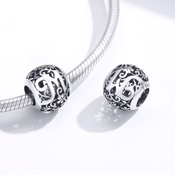 Silverpärlor med bokstaven M till modulärt armband