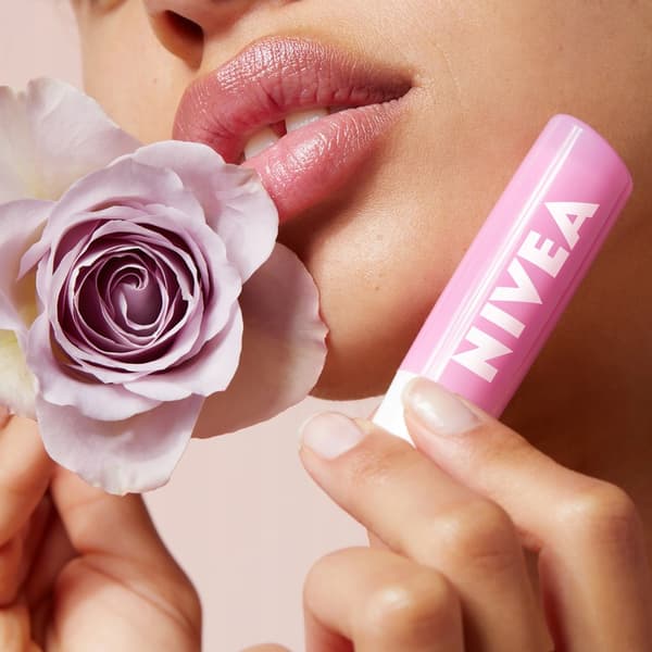 362939 NIVEA Soft Rose Plejende læbepomade 4,8 g