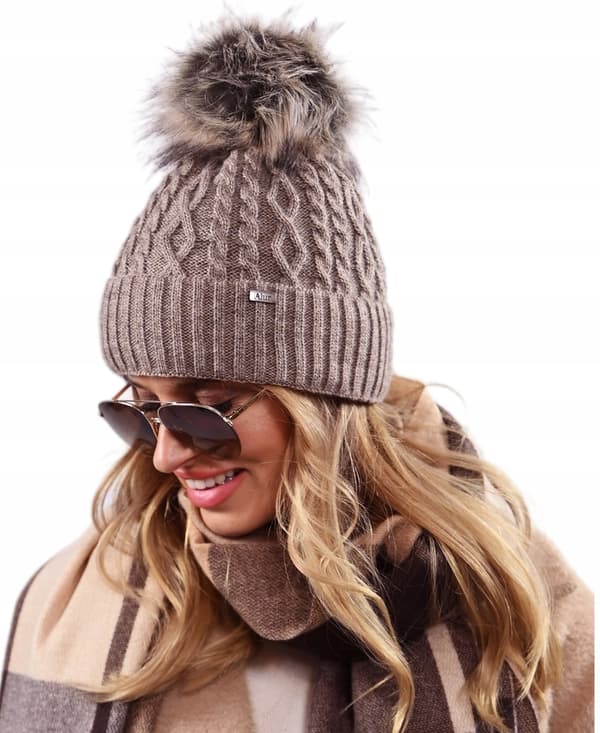Damvintermössa som present, tjock fleece med pompom Latte