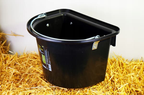 Fodertråg med slinga och båge, 12 l, SVART
